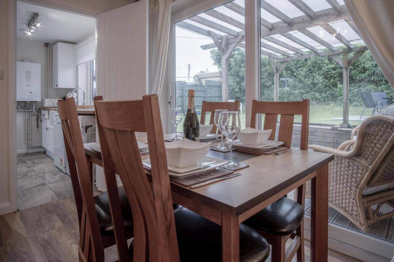 Seawinds - 2 Bedroom Bungalow - Pentlepoir Kilgetty ภายนอก รูปภาพ